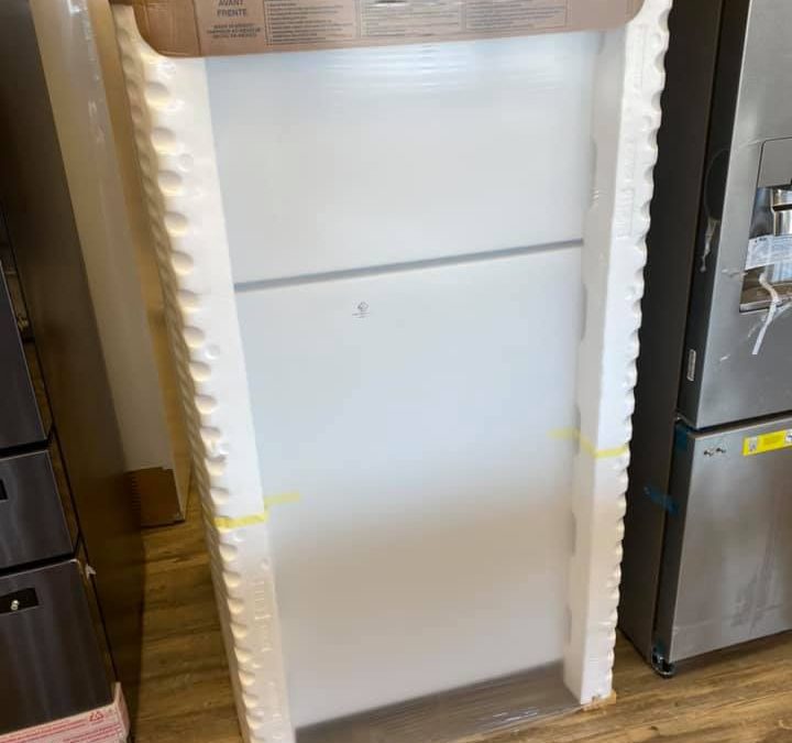 NEW IN BOX Whirlpool 18cu ft Top Freezer Refrigerator in White